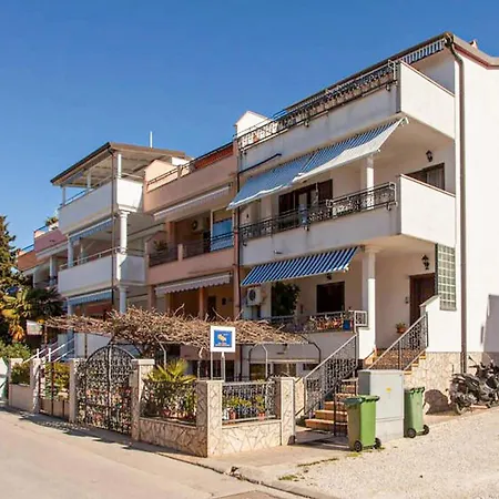 2 Bedroom Cozy In Appartement Rovinj